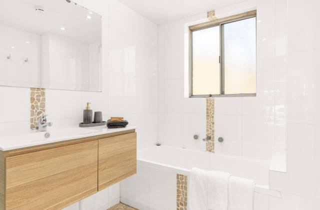 13/106 Young Street image 4